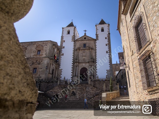 Plaza de San Jorge con la  Iglesia de San Francisco Javier al fondo