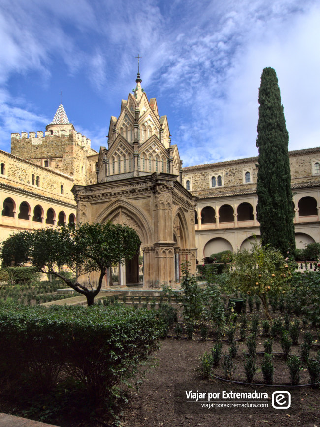 Claustro mudéjar y templete del Monasterio de Guadalupe