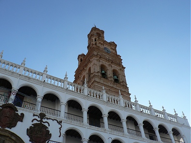 Plaza Mayor de Llerena con la Iglesia de la Granada