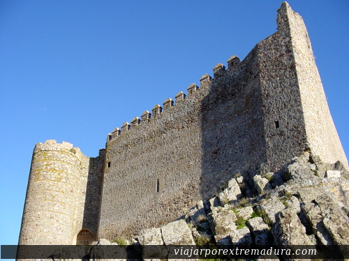 Castillo de Puebla de Alcocer, junto al embalse de La Serena