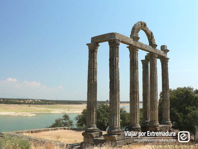 Turismo en Extremadura. Legado romano. Pórtico romano Augustobriga