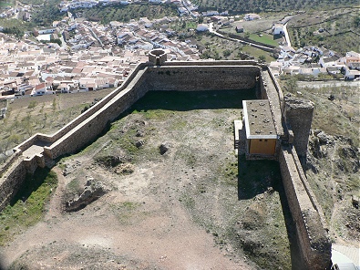 Recinto amurallado del Castillo de Feria. Viajar por Extremadura