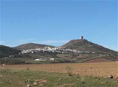 Castillo de Feria. Vista del cerro sobre el que se asienta el castillo.