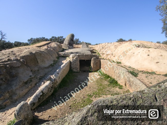 Dolmen de Lácara. Vista frontal