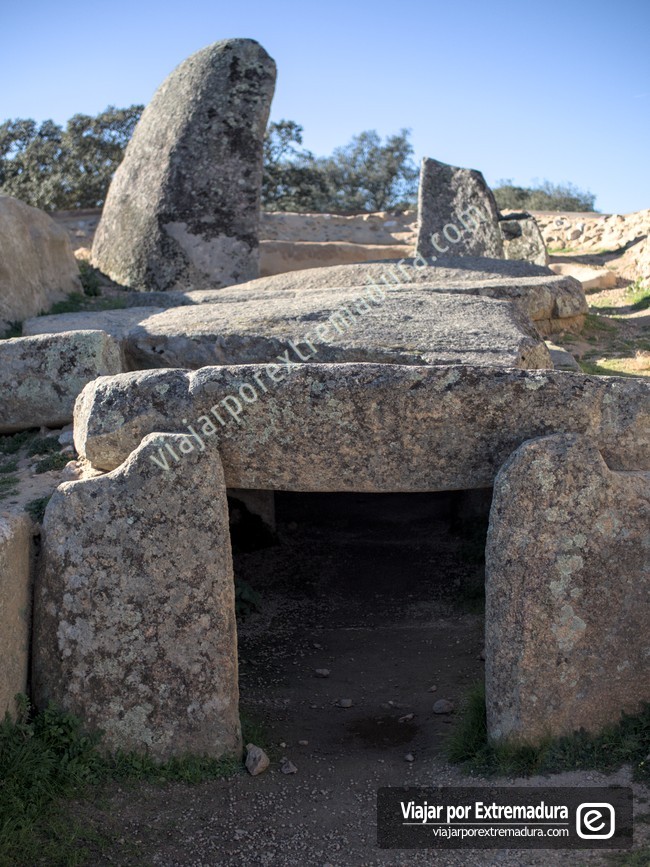 Dolmen de Lácara. Vista frontal