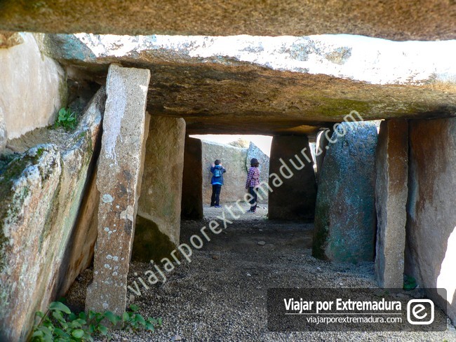 Dolmen de Lácara. Corredor formado por grandes bloques