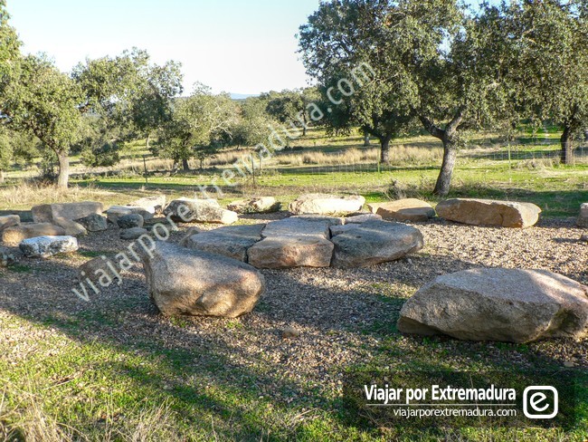 Dolmen de Lácara. Restos de la estructura extraídos en las excavaciones