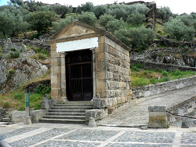 Templete romano en el Puente de Alcántara.