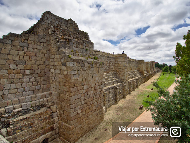 Murallas de la Alcazaba de Mérida, desde el Puente Romano