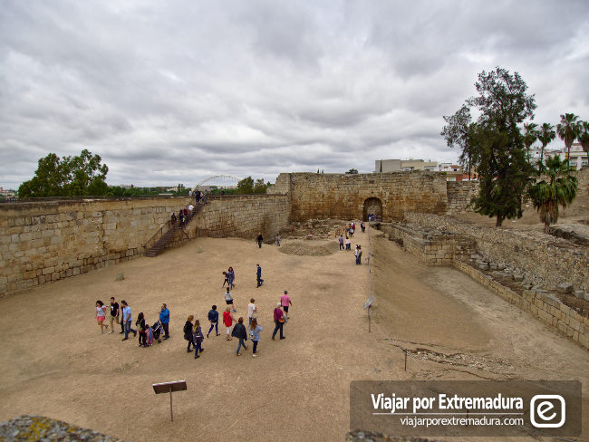 Interior de la alcazaba, con la puerta de acceso principal al fondo