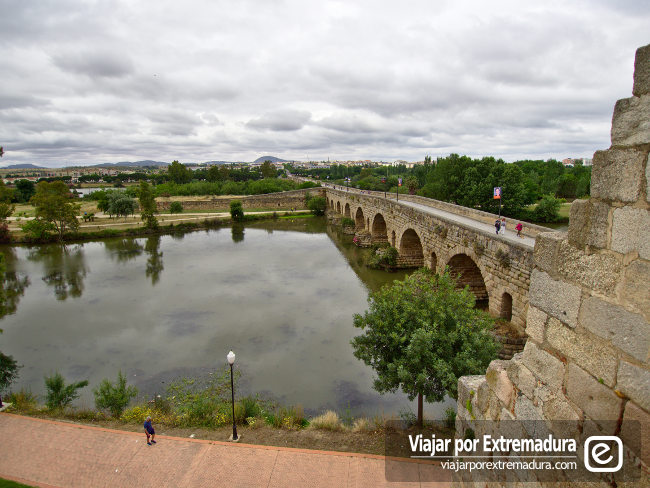 Vistas del Puente Romano desde lo alto de las murallas
