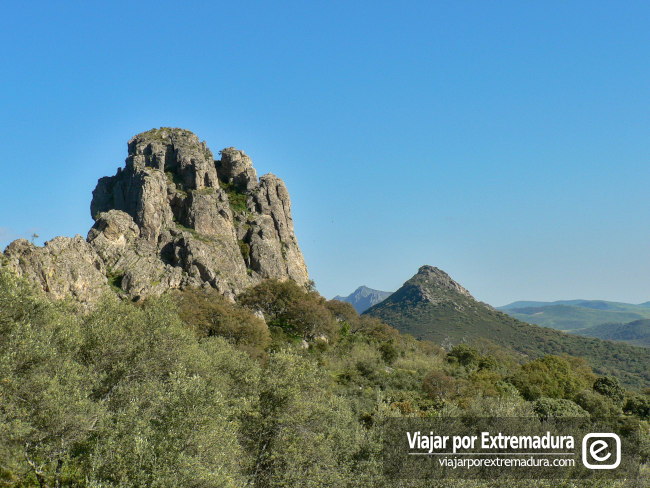 Peña Buitrera desde Cabañas del Castillo