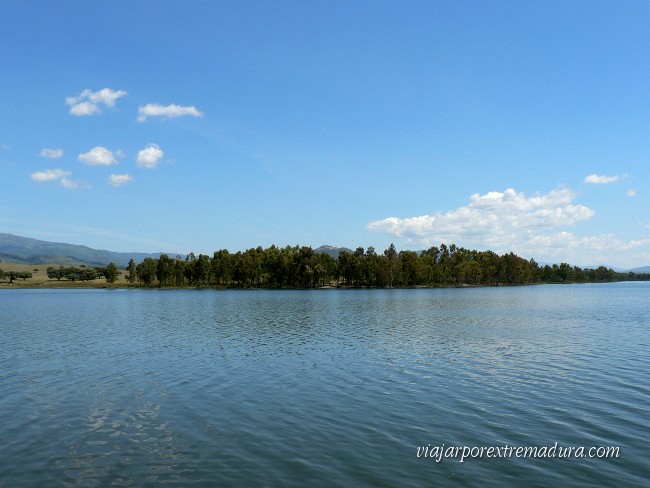 Embalse de Borbollón, situado entre las comarcas de Sierra de Gata y Valle del Alagón