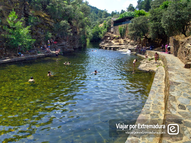 Piscina natural del Charco de la Olla en Las Mestas