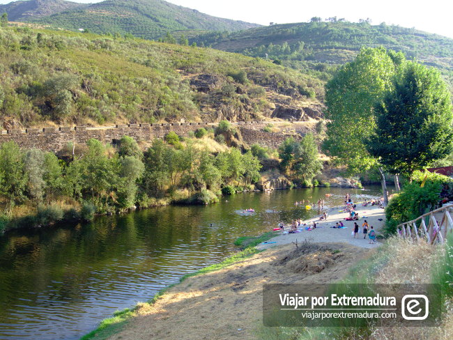 Piscina natural del puente de Casar de Palomero